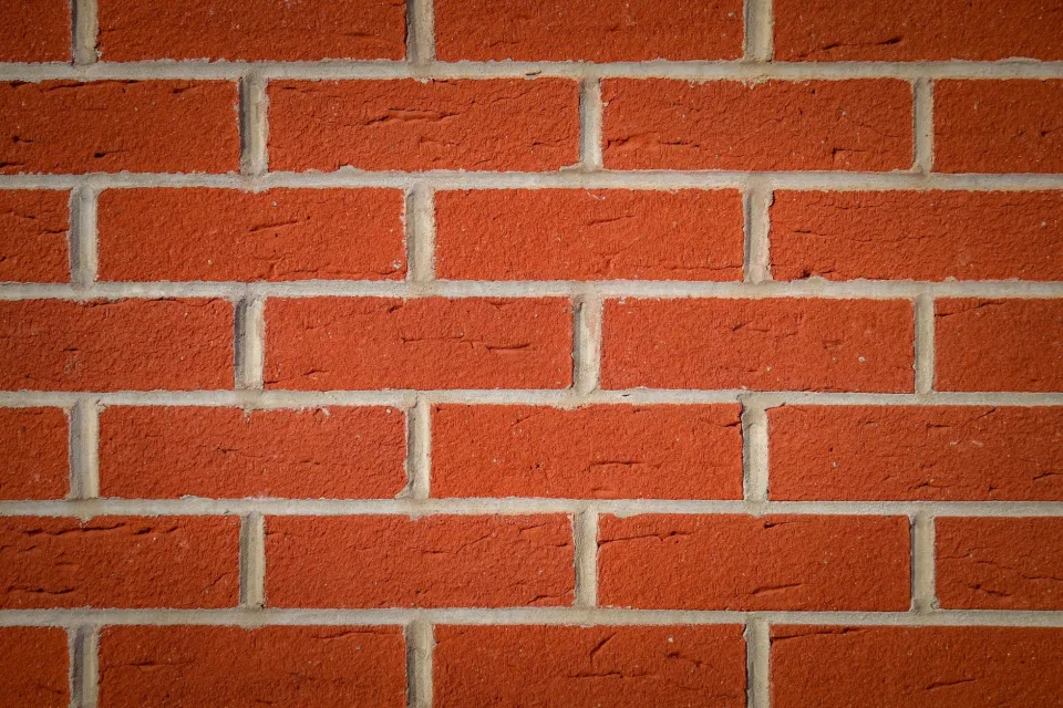 Nhân viên đang bốc hàng lên xe